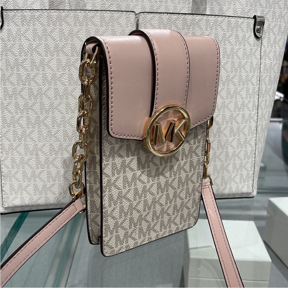 Michael Kors Carmen Small Logo Smartphone - Picture 2 of 16